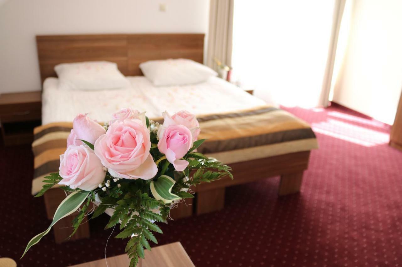 Hotel Dyminy Kielce Exterior foto